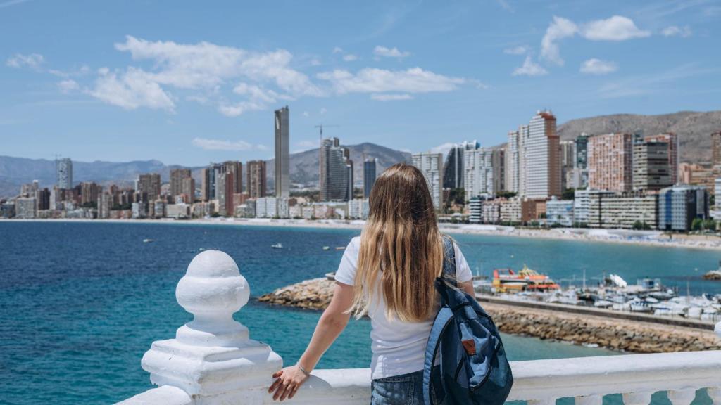 Una joven de turismo en Benidorm, el destino estrella de la Comunitat Valenciana.