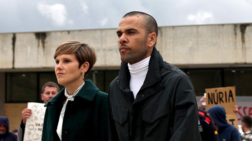 Dani Alves, durante su salida del centro penitenciario Brians 2, junto a su abogada Inés Guardiola