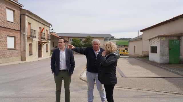 Conrado Íscar durante su visita a  Villán de Tordesillas