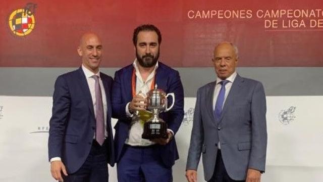 Luis Rubiales y Víctor de Aldama, que sostiene en sus manos el trofeo de campeones de la Liga 18-19