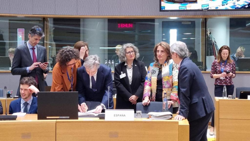 Mercedes Gómez junto a Teresa Ribera en el Consejo de Ministros de Medio Ambiente de la Unión Europea