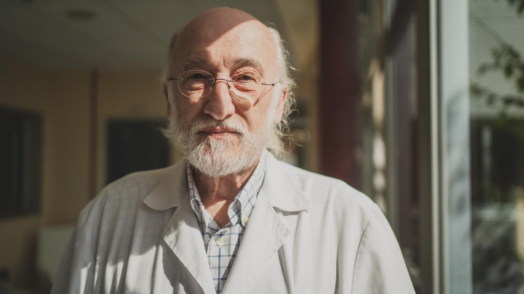 Ramón Cacabelos es director del Centro de Investigación Biomédica EuroEspes, situado a las afueras de Coruña, en Galicia; también es catedrático de Medicina Genómica y autor de una treintena de libros.