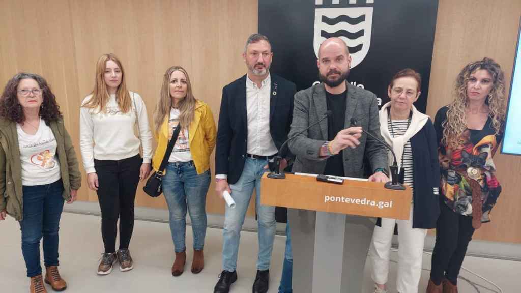 Iván Puentes, del PSOE de Pontevedra, junto a sus compañeros de formación.