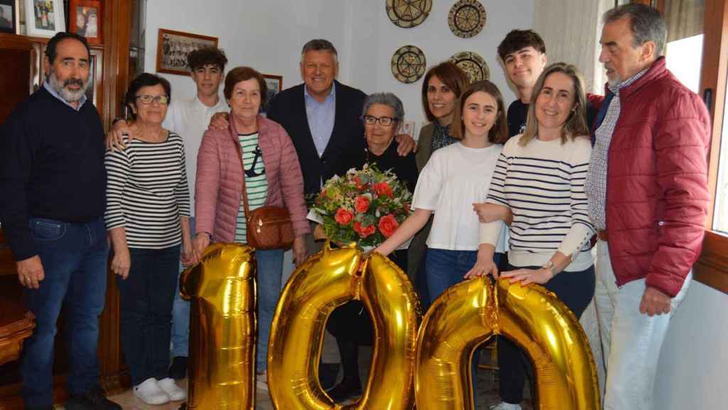Celebración en Sanxenxo del 100 cumpleaños de Carmen Uhía.