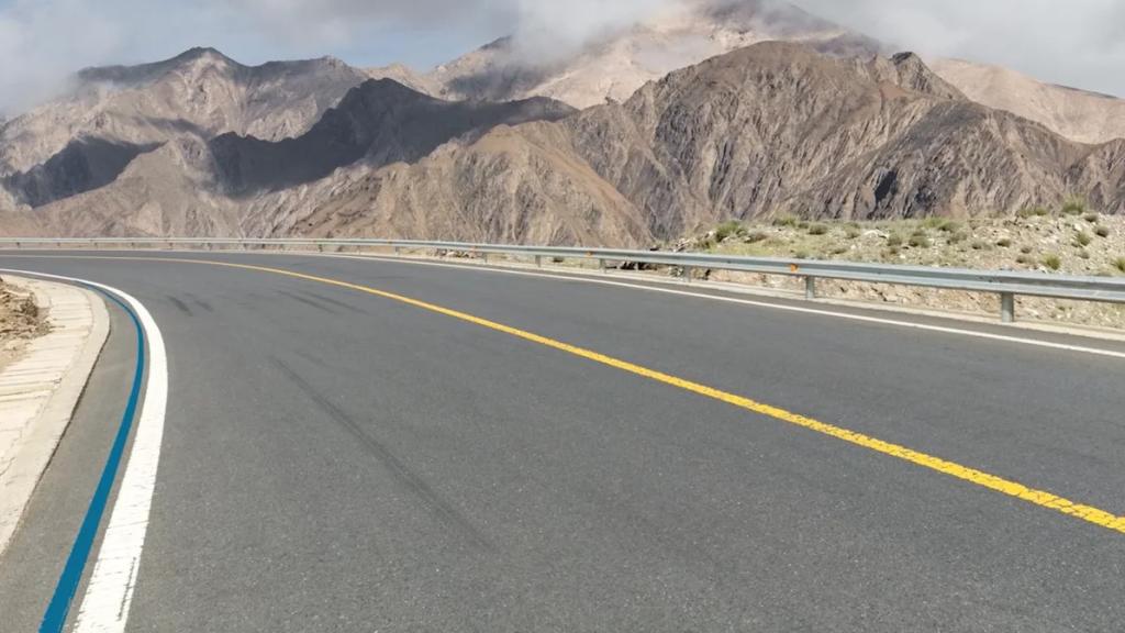 Una línea azul pintada en la carretera junto a la raya blanca