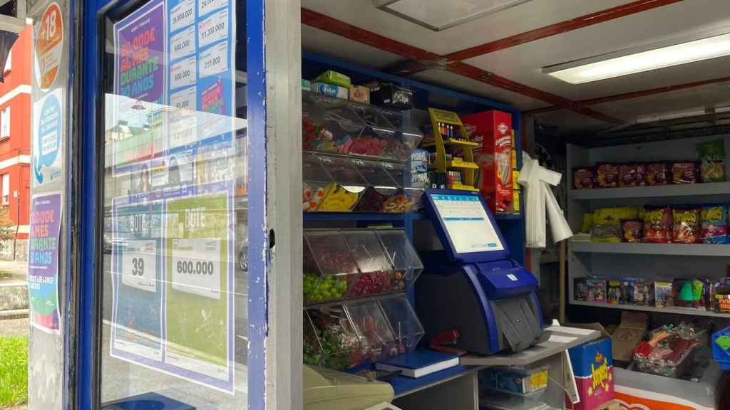 Mostrador de un kiosko en la calle Vilagarcía de Arousa, en el barrio vigués de Coia.