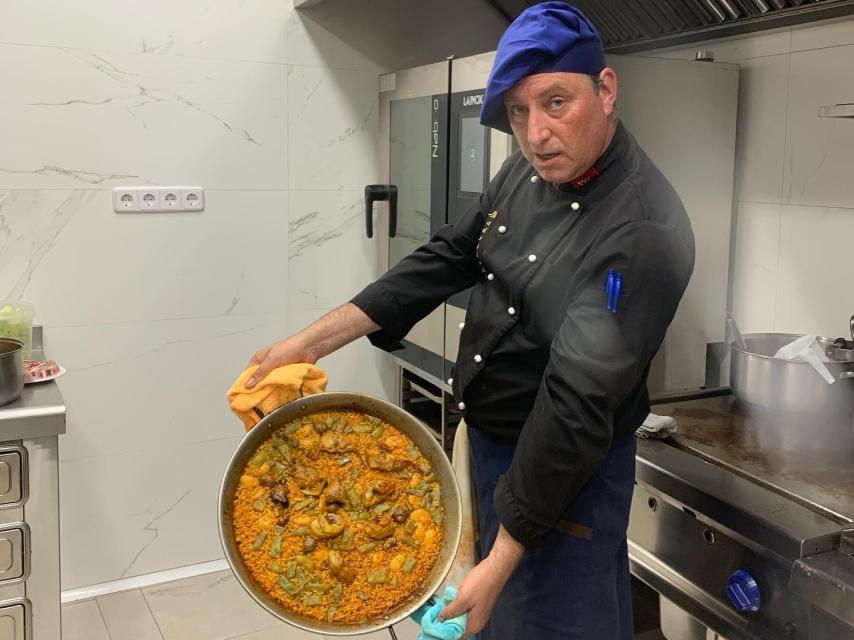 El chef Óscar muestra la mejor paella del mundo en las cocinas de El Madrileño.
