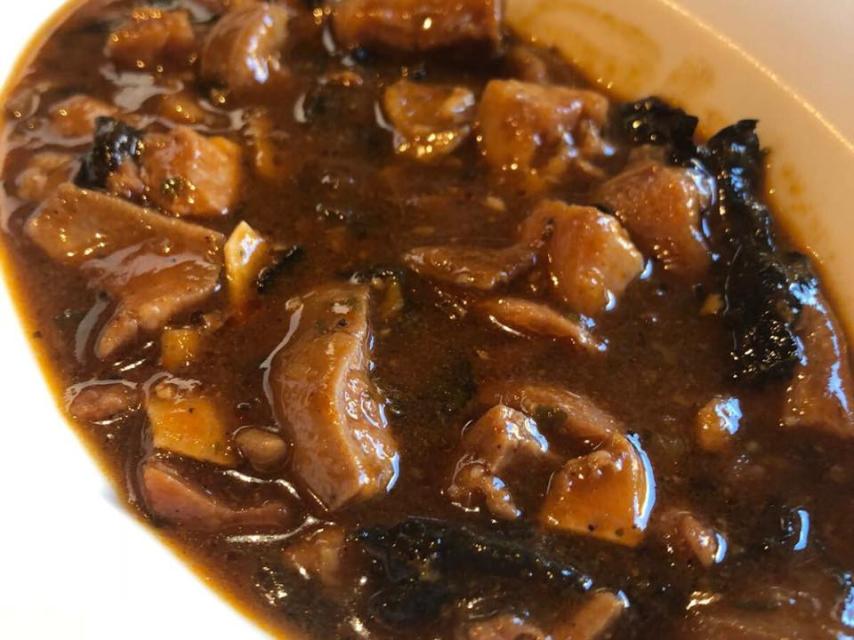 Plato morro con trompetas.