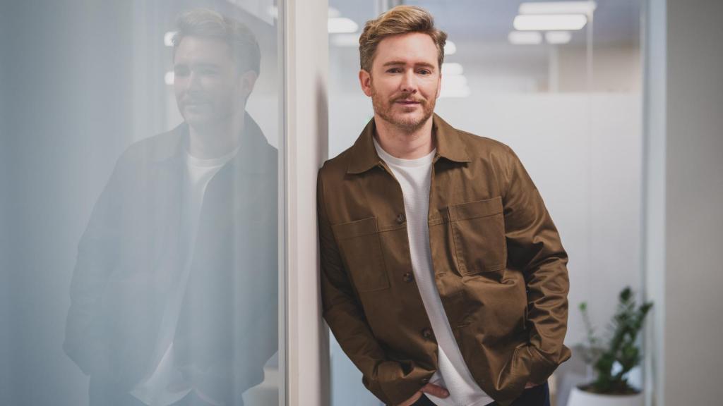 Pablo Rivero posa para EL ESPAÑOL en la sede de Penguin Random House.