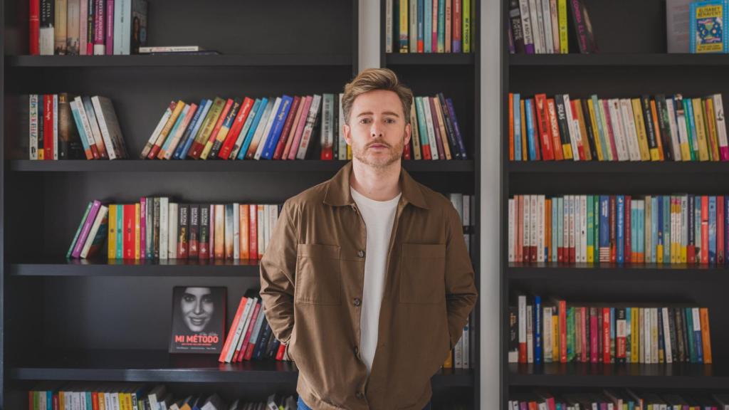 Pablo Rivero posa delante de una librería para EL ESPAÑOL.