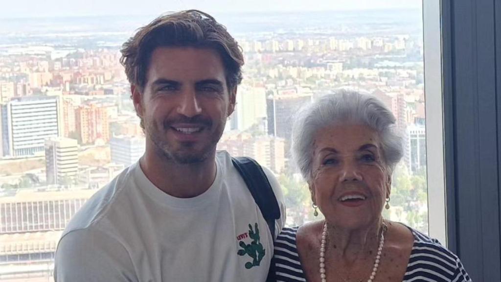 Maxi Iglesias y su abuela, en una imagen compartida en redes sociales.