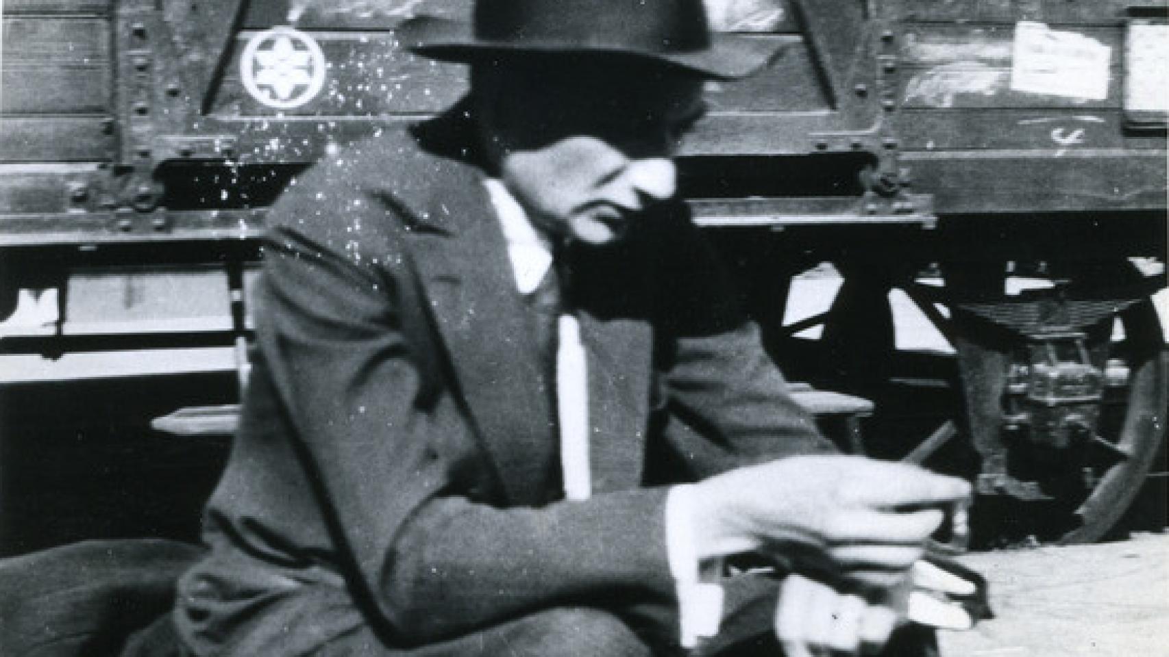 Joseph Roth esperando en una estación de tren. Francia, 1926. Foto: Leo Baeck Institute