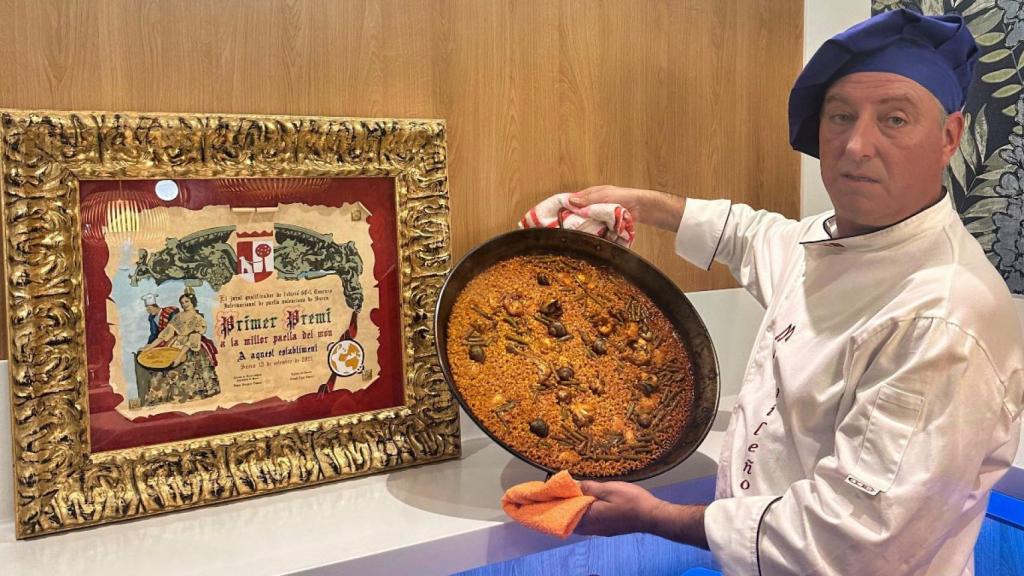 Óscar de la Fuente del Valle, propietario actual de El Madrileño junto a su hermano Rubén, muestra la mejor paella del mundo.