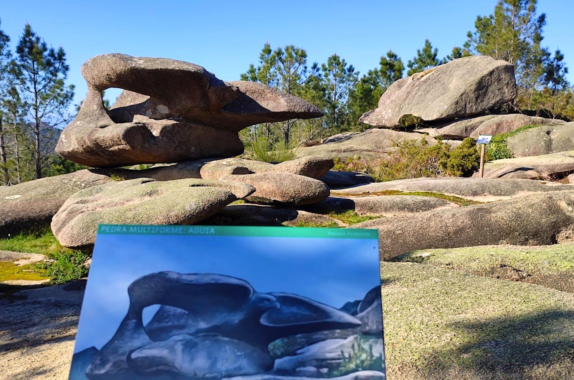 Uno de las formaciones rocosas y su cartel informativo en la Ruta dos Penedos de Pasarela y Traba. Foto: Google Earth