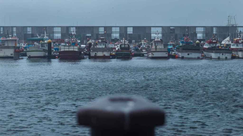 Varios barcos en el Puerto de Cangas en la Ría de Vigo, a 17 de octubre de 2023.