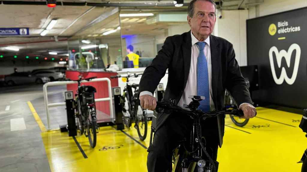 Abel Caballero probando una de las bicicletas de Welgood.