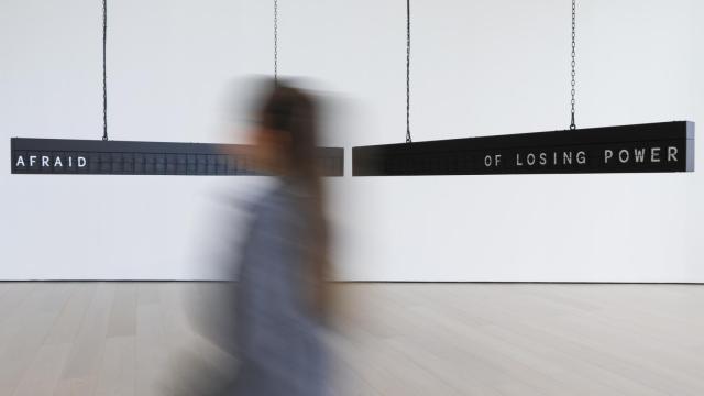 Shilpa Gupta: 'Yo también vivo bajo tu cielo', 2004. Foto: Belén de Benito / Centro Botín