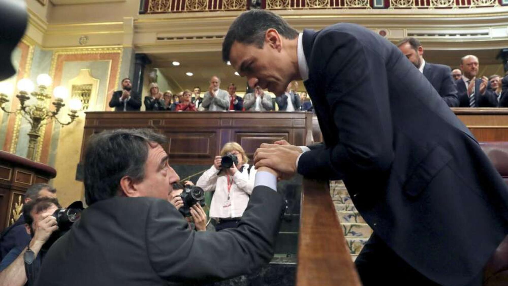 Pedro Sánchez, presidente del Gobierno, saluda al portavoz del PNV, Aitor Esteban, en el Congreso.