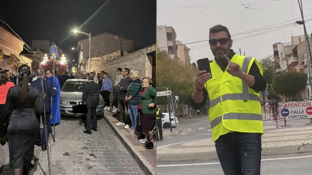 A la izquierda, un coche estacionado en una calle, mientras pasa una procesión, y a la derecha, el concejal de Seguridad Ciudadana de Las Torres de Cotillas regulando el tráfico.