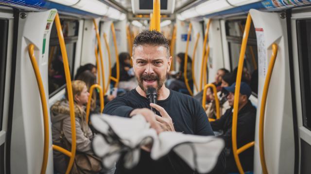 Luis Font, en una de sus actuaciones en el metro.
