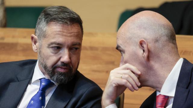 Los concejales de Vox, Juanma Badenas y José Gozalbez, en el pleno del Ayuntamiento de Valencia