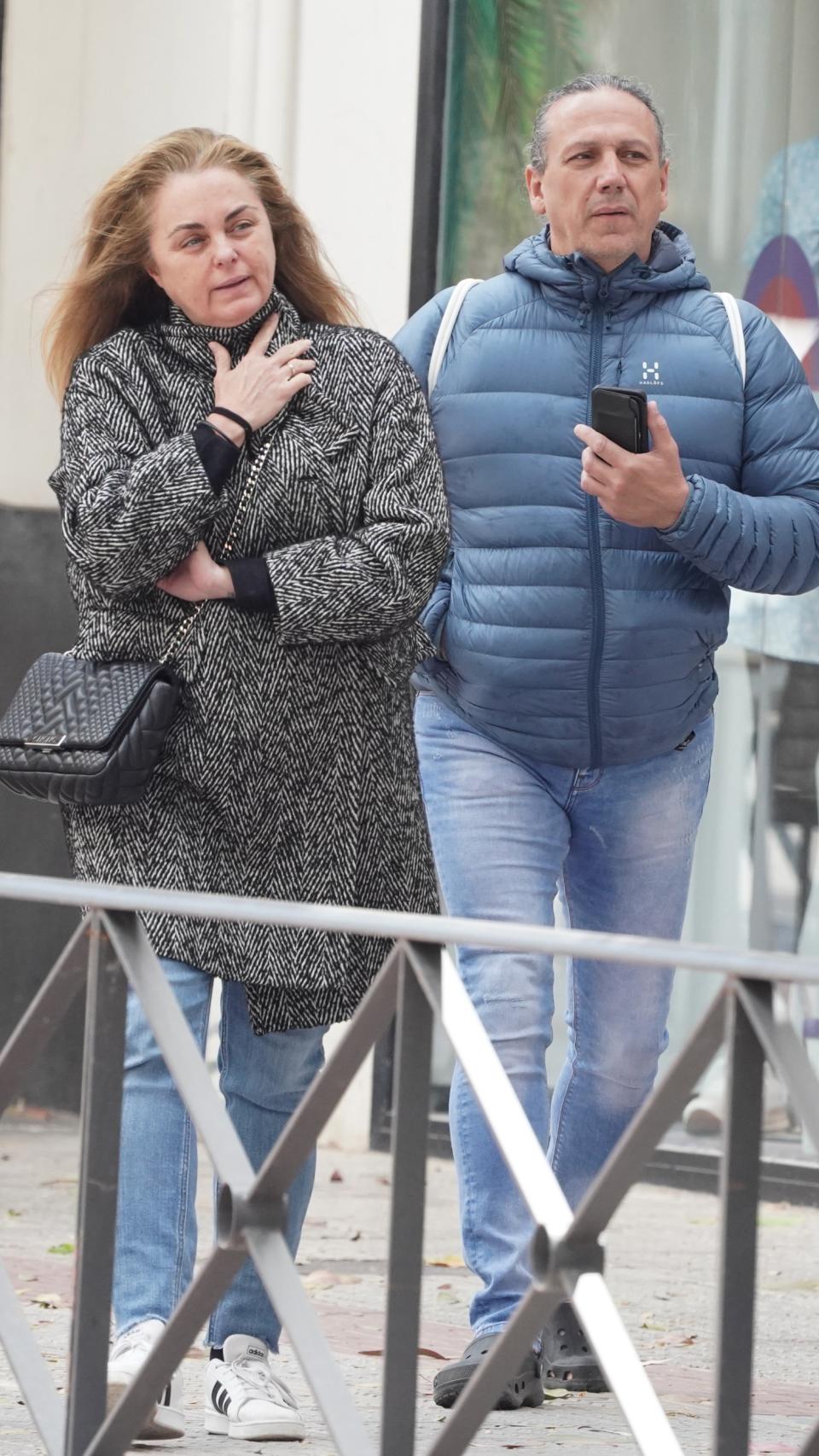 Morales y su exmarido, Luis, paseando por las calles de Ibiza, en 2022.