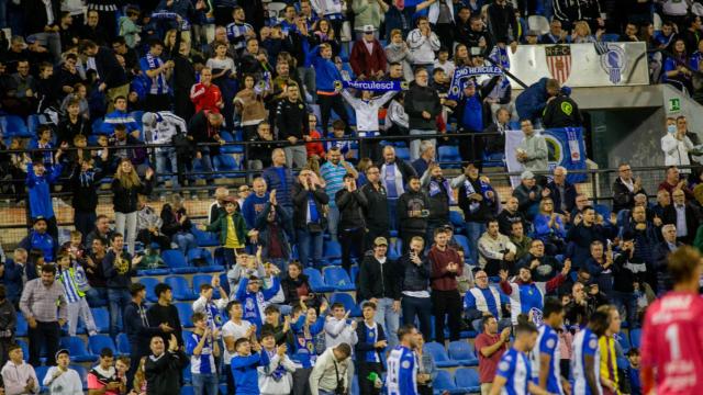 Los aficionados en la grada del Rico Pérez en un partido.