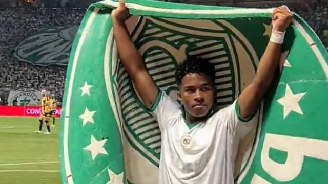 Endrick celebra un gol con el Palmeiras.