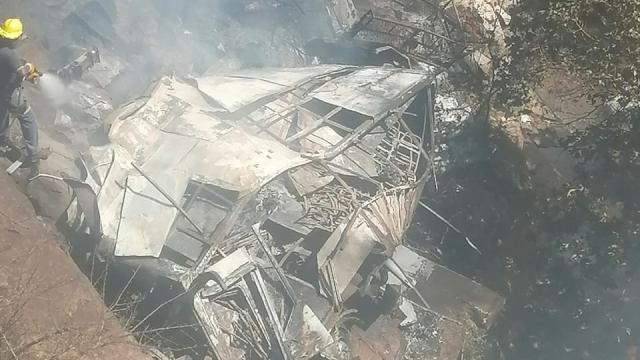 Estado del autobús tras el accidente Limpopo, a unos 380 kilómetros de Johannesburgo.