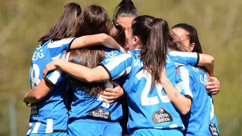 El Dépor femenino celebra un gol en un partido.