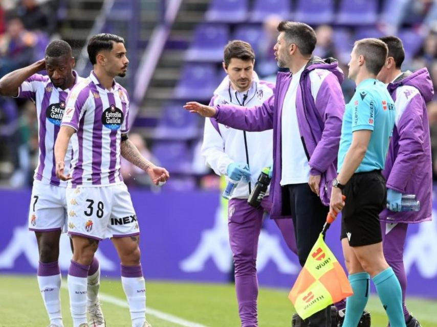 Pezzolano da indicaciones a Israel Salazar en un parón del partido ante el Levante UD.