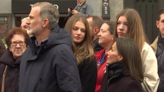 Felipe VI y Letizia junto a sus hijas en una procesión de Madrid.
