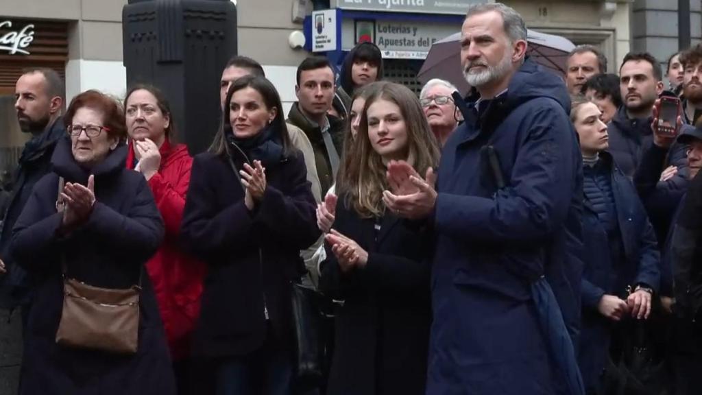 Los Reyes y sus hijas, muy naturales y cercanos en una procesión de Madrid. Semana Santa 2024.