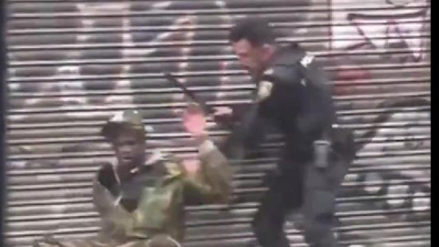 Un agente de la Policía Nacional deteniendo a un ciudadano senegalés.