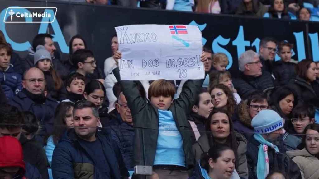 Un aficionado con una pancarta dedicada a Larsen en el entrenamiento a puertas abiertas del Celta.