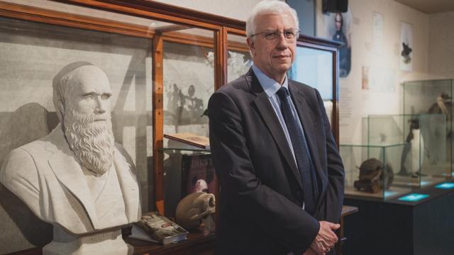 José Manuel Sánchez Ron ante un busto de Charles Darwin en el Museo de Ciencias Naturales. Foto: Sara Fernández