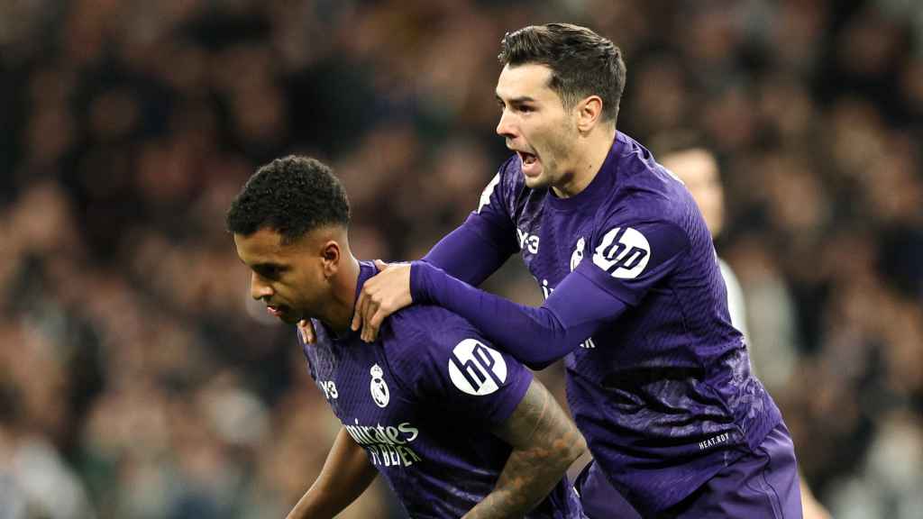 Brahim felicita a Rodrygo por su gol ante el Athletic.