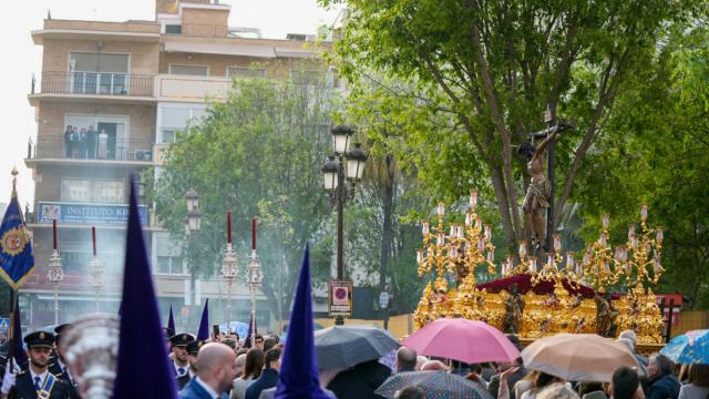 El Cristo de la Sangre de San Benito, en una Campana con paraguas abiertos.