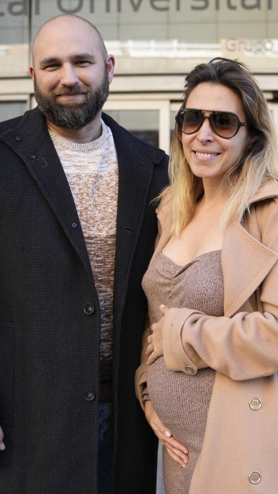Gisela junto a su pareja, José Ángel, en una fotografía saliendo del hospital, hace unos meses.