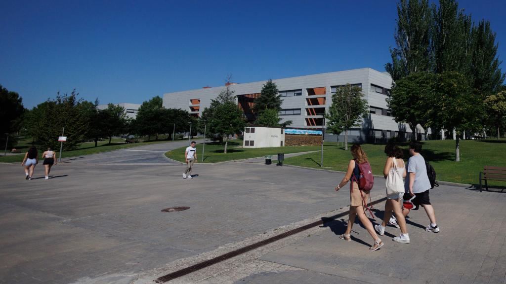 Varios estudiantes caminan por la Universidad Rey Juan Carlos.