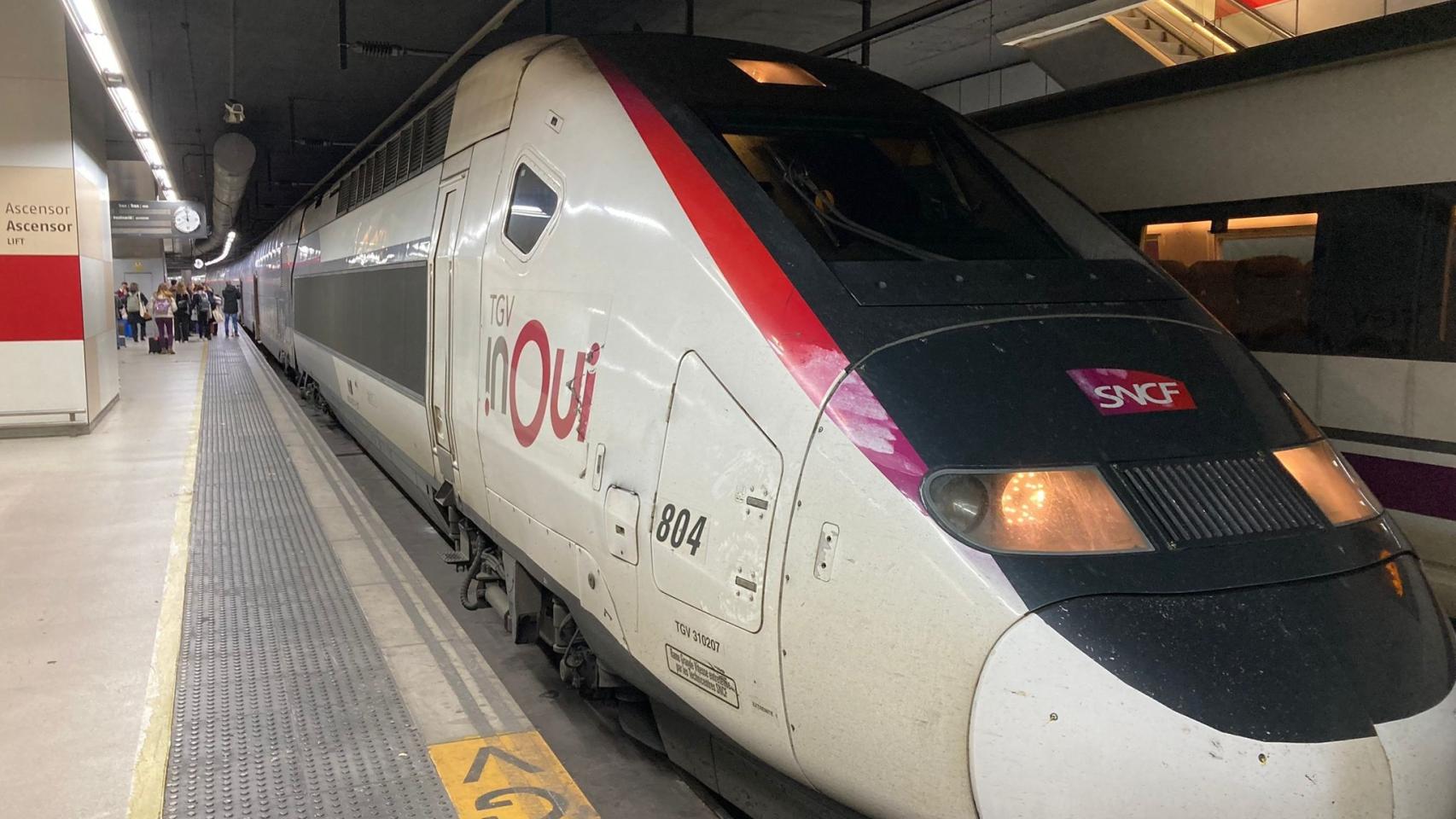 Tren TGV Inoui que hace la ruta de alta velocidad Barcelona-París, parado en la estación de Sants de Barcelona.