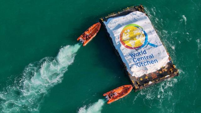 Una barcaza cargada de alimentos de WCK llega a la costa de Gaza el 15 de marzo.