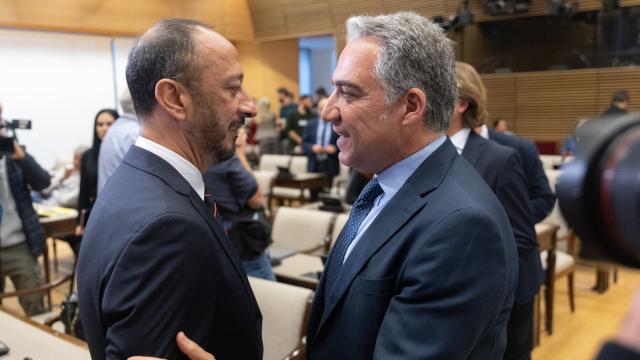 El vicepresidente del Congreso, Alfonso Rodríguez Gómez de Celis, junto al diputado del PP Elías Bendodo, este martes durante la constitución de la comisión de investigación.