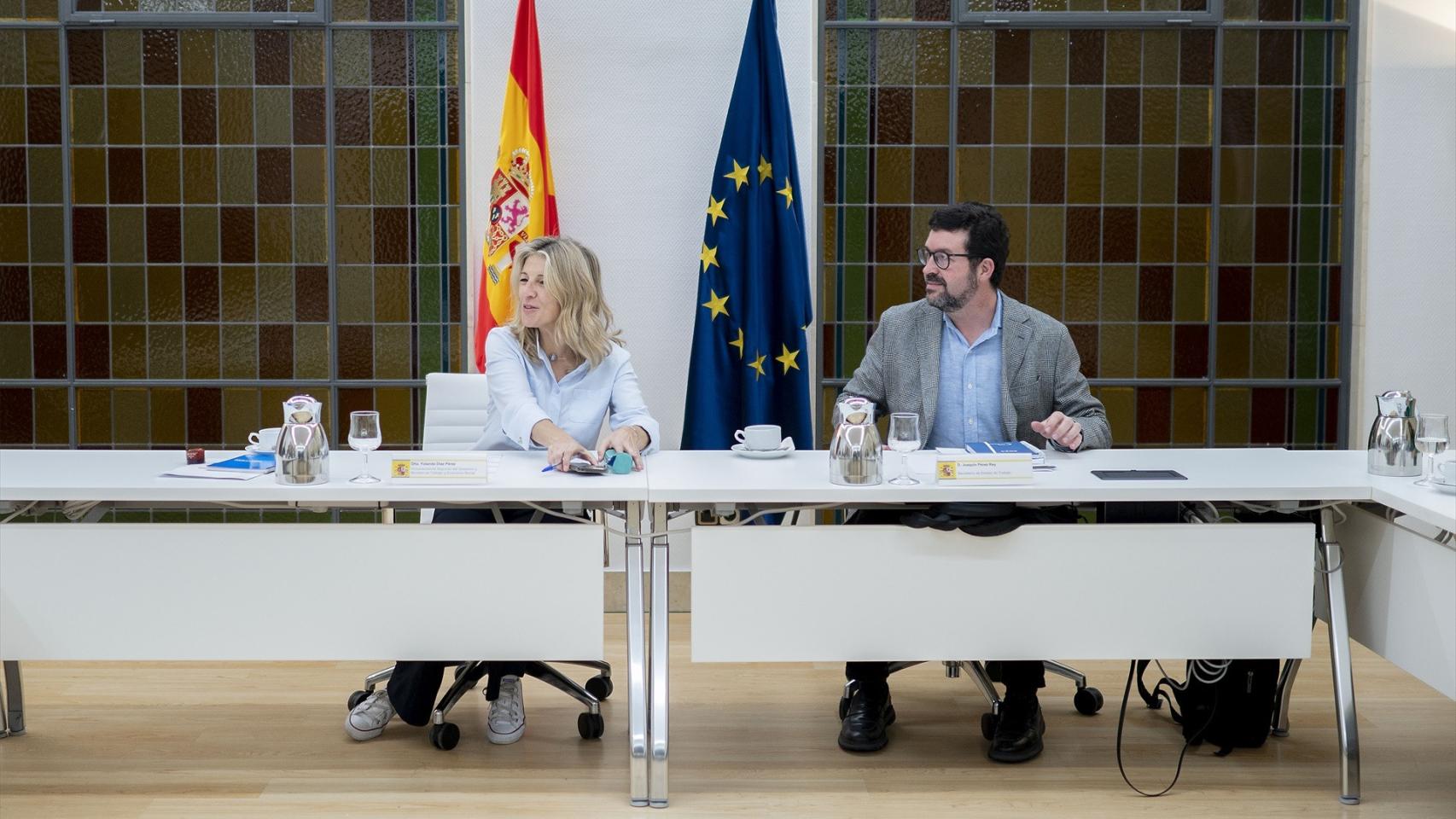 La vicepresidenta segunda y ministra de Trabajo y Economía Social, Yolanda Díaz, y el secretario de Estado de Trabajo, Joaquín Pérez Rey.