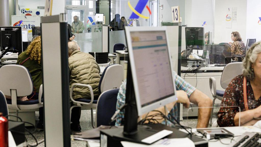 Varias personas son atendidas en la Agencia Tributaria para presentar la declaración de la Renta