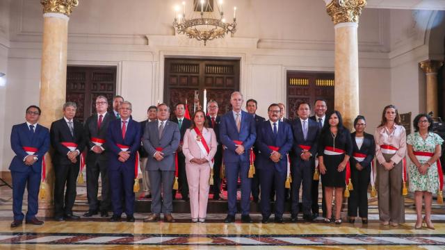 Foto de familia del nuevo gabinete de Dina Boluarte (en el centro).