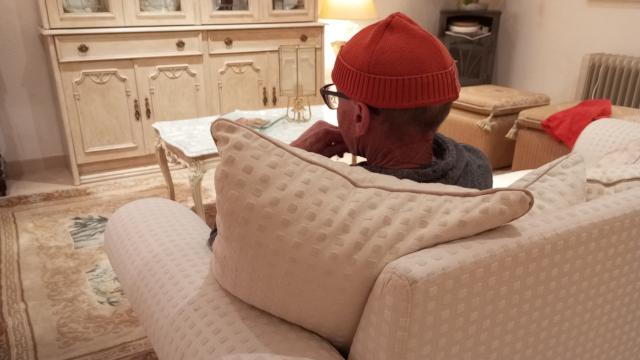 Julio, este lunes, en el salón de su casa de La Unión donde fue maniatado y apaleado por tres ladrones.