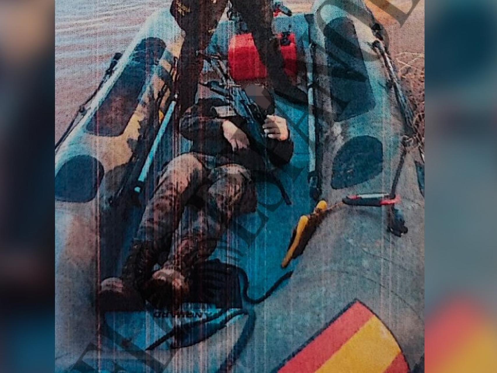 Uno de los soldados muertos en el lago de Cerro Muriano al ser trasladado a tierra.