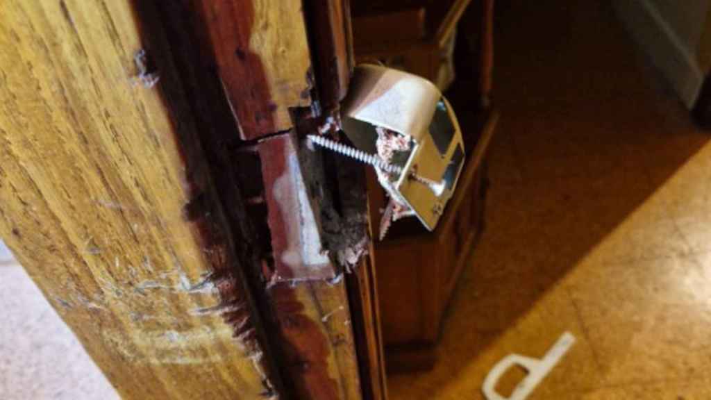 Estado en el que quedó la cerradura de la puerta.