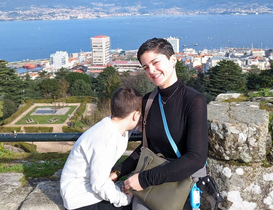 Patricia junto a su hijo Rómulo. Foto: Cedida